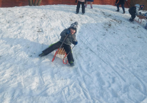 Dziecko zjeżdżające na sankach