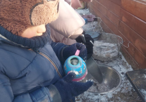 Zabawy w kuchni błotnej z wykorzystaniem lodu i śniegu