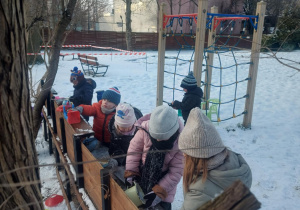 Zabawy w kuchni błotnej z wykorzystaniem lodu i śniegu