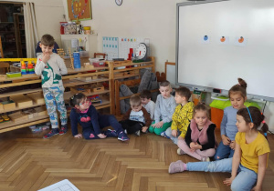 dziewczynka odczytuje koledze drogę, według której musi się poruszać