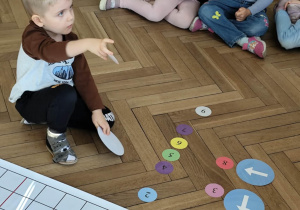 chłopiec tworzy kod dla kolegi według którego będzie musiał dojść do wyznaczonego celu