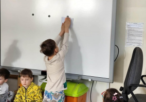 Dzieci wybierają koperty z zadaniami