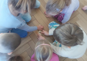 za każde dobrze wykonane zadanie grupy otrzymują dwie litery. Grupa dzieci próbująca ułożyć hasło