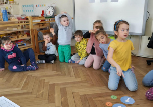 dziewczynka układa kierunki poruszania się na macie