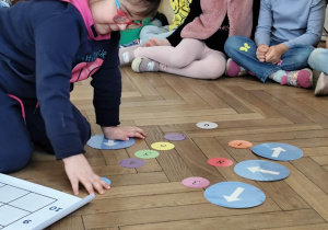 dziewczynka tworzy kod dla robota