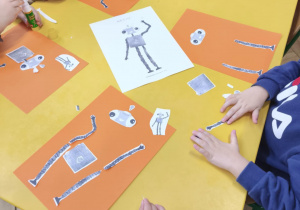 Dzieci wycinają i składają robota - bohatera bajki