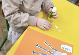 Dzieci wycinają i składają robota - bohatera bajki