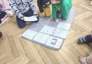 Dzieci układają ilustracje - zasady w sieci