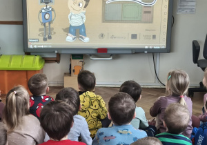 Dzieci oglądają film Sieciaki