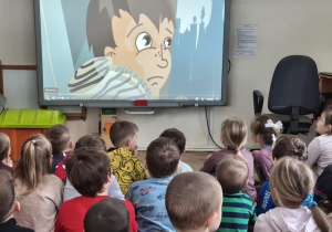 Dzieci oglądają film Sieciaki