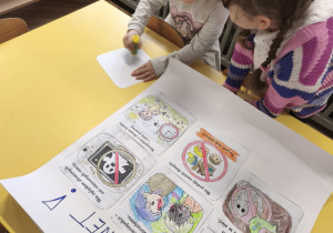 Dzieci układają ilustracje - zasady w sieci