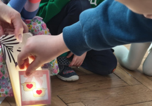 Zabawa w cienie . symbole walentynkowe