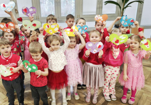 Dzieci z Walentynkami przygotowanymi dla rodziców.