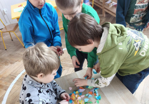 Chłopcy wybieraja serca do pracy plastycznej