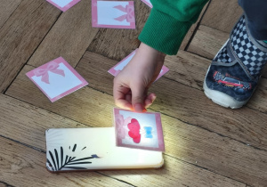 Zabawa w cienie . symbole walentynkowe