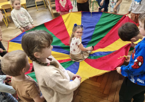 Dzieci bawią się chustą animacyjną