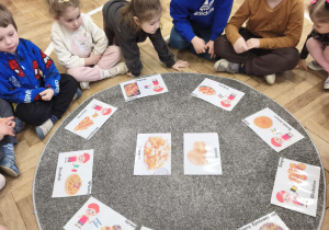 Dzieci rozmawiają o pączkach w innych krajach