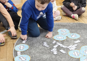 Dzieci grają w domino donatowe