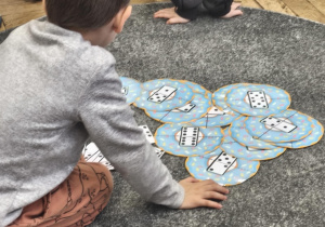 Dzieci grają w domino donatowe