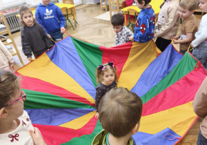 Dzieci bawią się chustą animacyjną