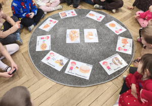 Dzieci rozmawiają o pączkach w innych krajach