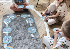 Dzieci grają w domino donatowe