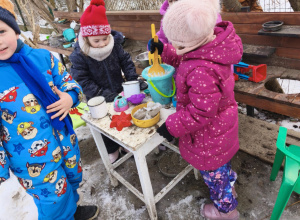 Zabawy w ogrodzie przedszkolnym.