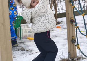 Dziecko bawi się na drabince