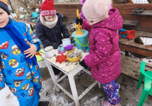 Dzieci bawią sie w kuchni błotno / śniegowej