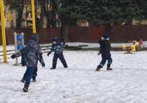 Dzieci rzucają się śnieżkami
