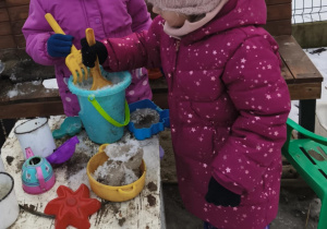 Dzieci bawią sie w kuchni błotno / śniegowej