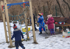 Dzieci bawią sie w kuchni błotno / śniegowej