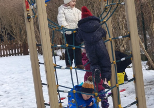 Dzieci bawią się na drabince