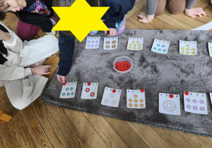 Na zdjęciu widzimy dziewczynkę, która przelicza donaty.