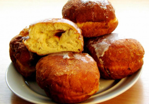 Na zdjęciu widzimy pączki położone na talerzu.