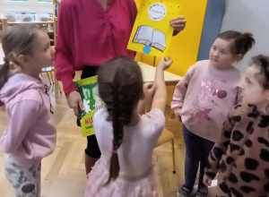 Głośne czytanie przez mamę Basi