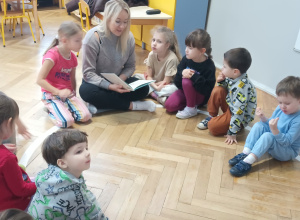 Głośne czytanie przez mamę Natalki