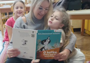 Pani czyta dzieciom opowiadanie.