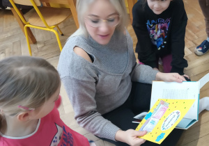 Pani otrzymała od dzieci laurkę.