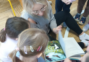 Dzieci oglądają ilustrację w książce