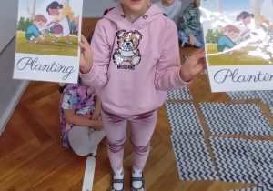 Dziewczynka pokazuje odnalezione pary obrazków.