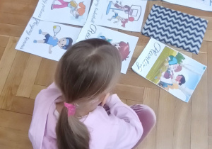 Dziewczynka odgaduje jaki obrazek jest odwrócony.