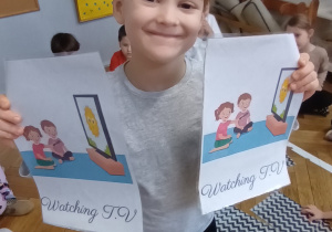 Chłopiec pokazuje odnalezione pary obrazków.