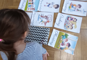 Dziewczynka odgaduje jaki obrazek jest odwrócony.