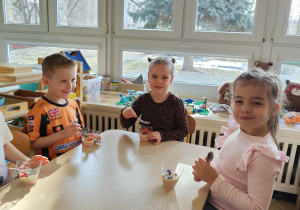 grupa dzieci podczas przyniesionego przez jubilata poczęstunku