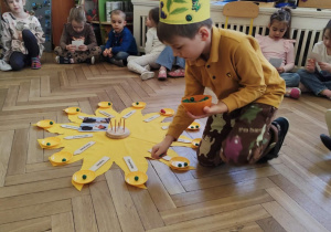 jubilat podczas rozkładania koralików symbolizujących miesiące życia