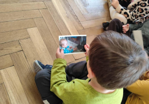 chłopiec oglądający zdjęcia