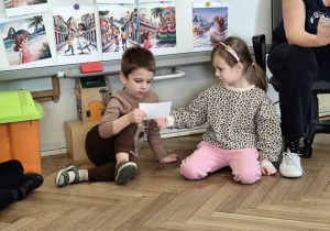 dzieci oglądające zdjęcia