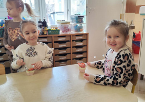 grupa dzieci podczas przyniesionego przez jubilata poczęstunku