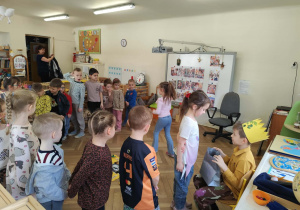 dzieci podczas składania życzeń jubilatowi